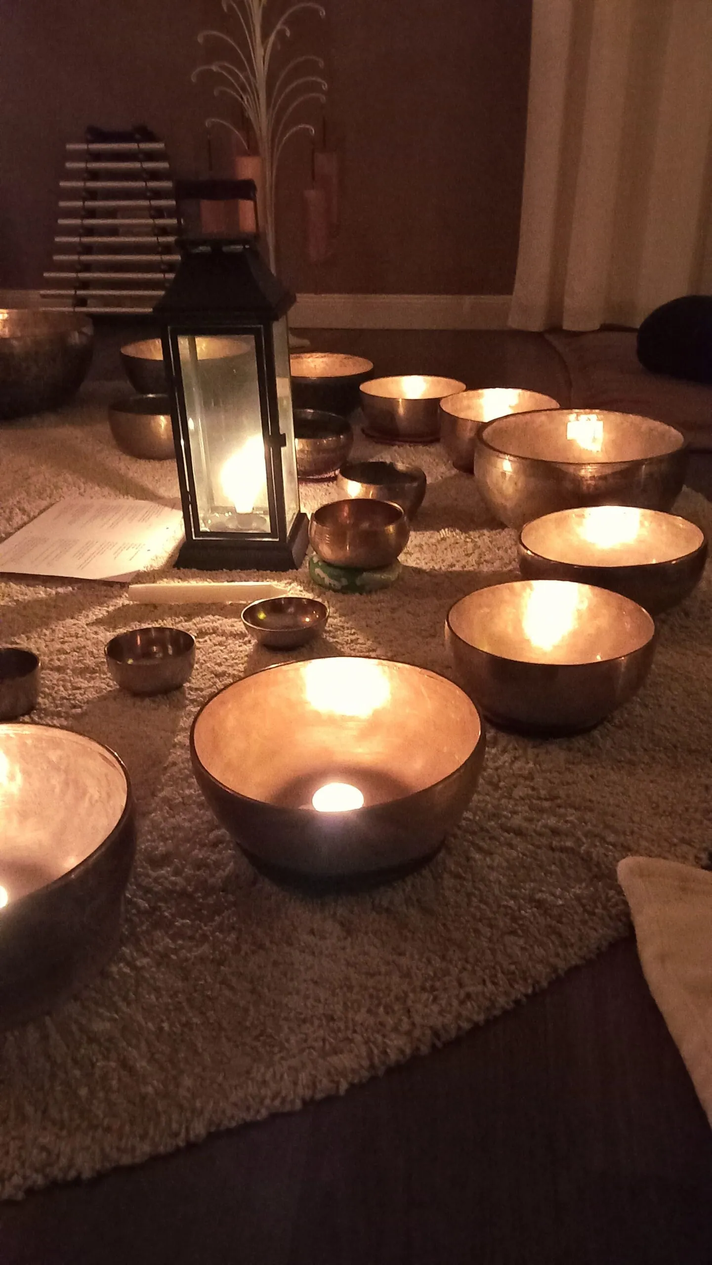 Stimmungsvolle Dekoration im Klangraum