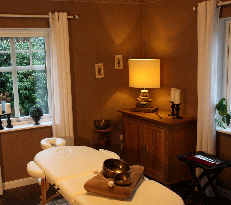 Massageliege im Behandlungsraum